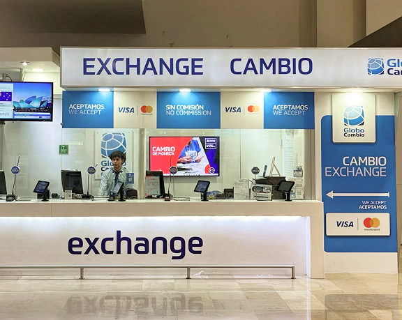 Oficina de cambio de moneda de Globo Cambio en el aerpuerto Internacional de Puerto Vllarta (México)