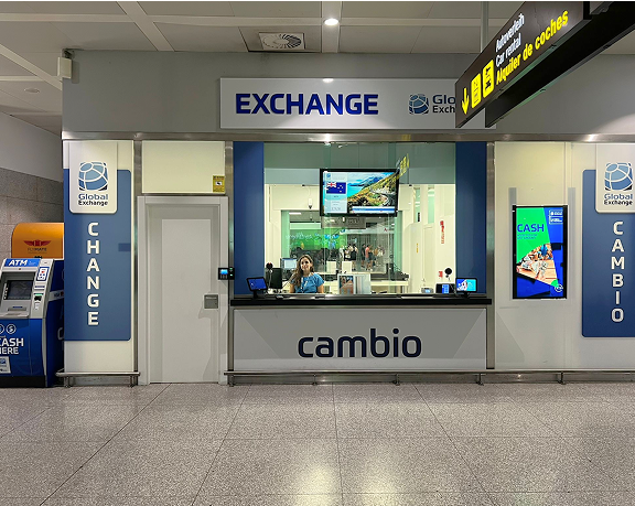 La oficina de cambio de moneda de Global Exchange situada en la zona de recogida de equipajes de la planta 0 del aeropuerto de Málaga - Costal de Sol