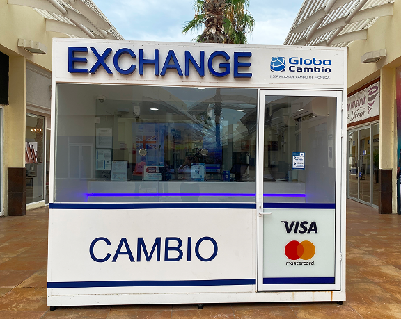 Oficina de cambio de moneda de Globo Cambio ubicada en el centro comercial Plaza San Lucas, en el Cabo de San Lucas, México.