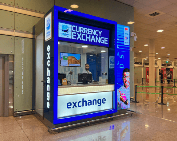 Una oficina de cambio de moneda del grupo Global Exchange ubicada en el aeropuerto de Barcelona - El Prat