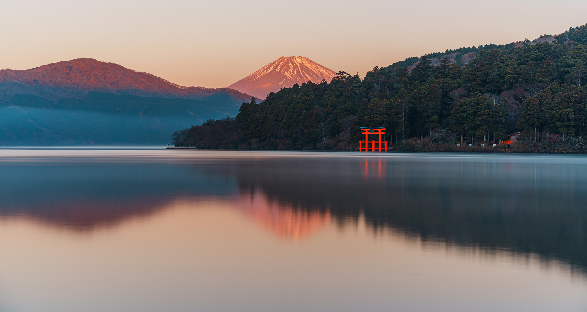 Monte Fuji y Puerta Torii en el Lago Ashi, Hakone, Japón. Monte Fuji y Puerta Torii en el Lago Ashi, Hakone, Japón.